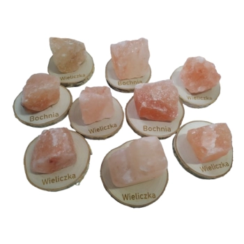 Pamiątkowa sól z Kopalni w Bochni na drewnianej podstawce z grawerem